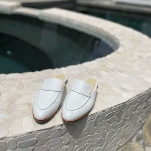 Gorgeous white Sarah Flint slides. Cute and comfortable!